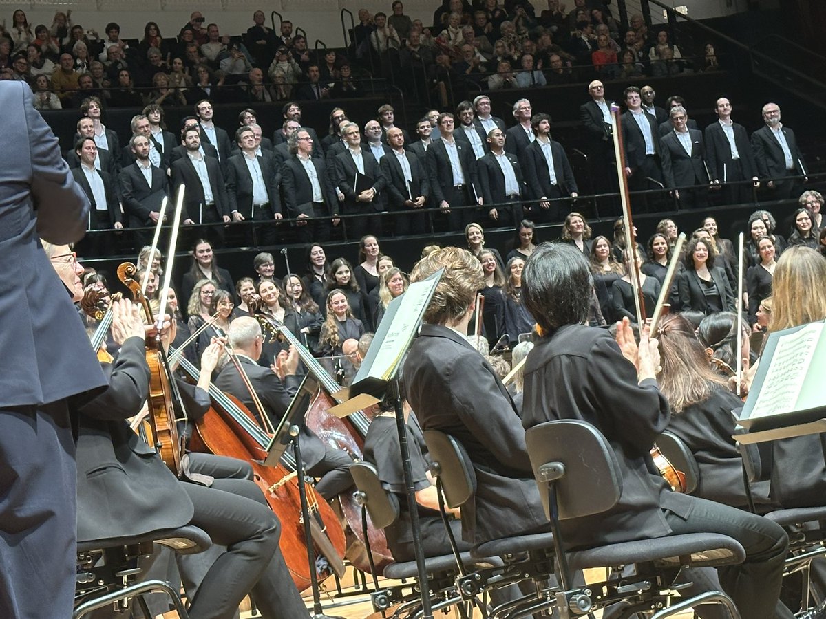 PCuyaubere's tweet photo. Ce soir à la @philharmonie @OrchestreParis, @klausmakela nous ont offert une version inoubliable de ce chef d’œuvre monumental qu’est la  Missa Solemnis de Beethoven. Je voudrais souligner le rôle du chœur de l’orchestre de Paris, si important ds cette œuvre: ils nous ont éblouis https://t.co/ZxCZP41yPL