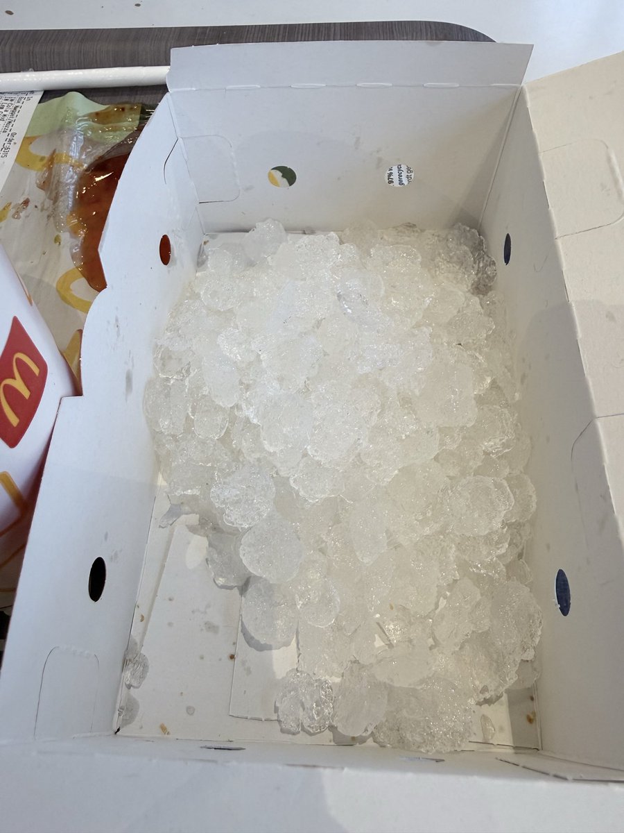 DaisyRoffel's tweet photo. @McDonalds altijd fijn dat jullie 3,80 vragen voor een bak bevroren water en een druppel limonade. 
Dit is echt belachelijk hoe vol het met ijs zat. Bevroren water. That’s it. 
Echt. https://t.co/8HVZaRxGgX