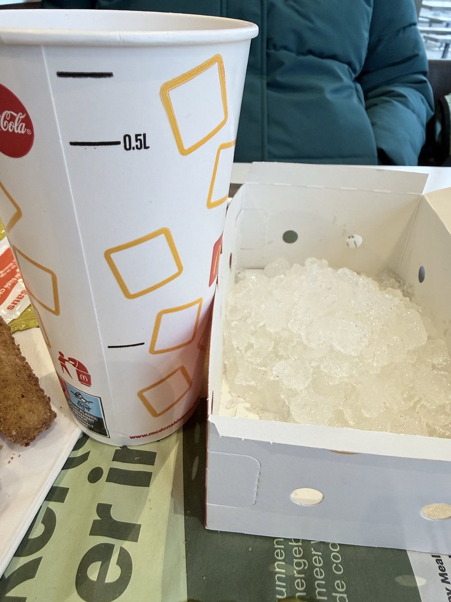 DaisyRoffel's tweet photo. @McDonalds altijd fijn dat jullie 3,80 vragen voor een bak bevroren water en een druppel limonade. 
Dit is echt belachelijk hoe vol het met ijs zat. Bevroren water. That’s it. 
Echt. https://t.co/8HVZaRxGgX