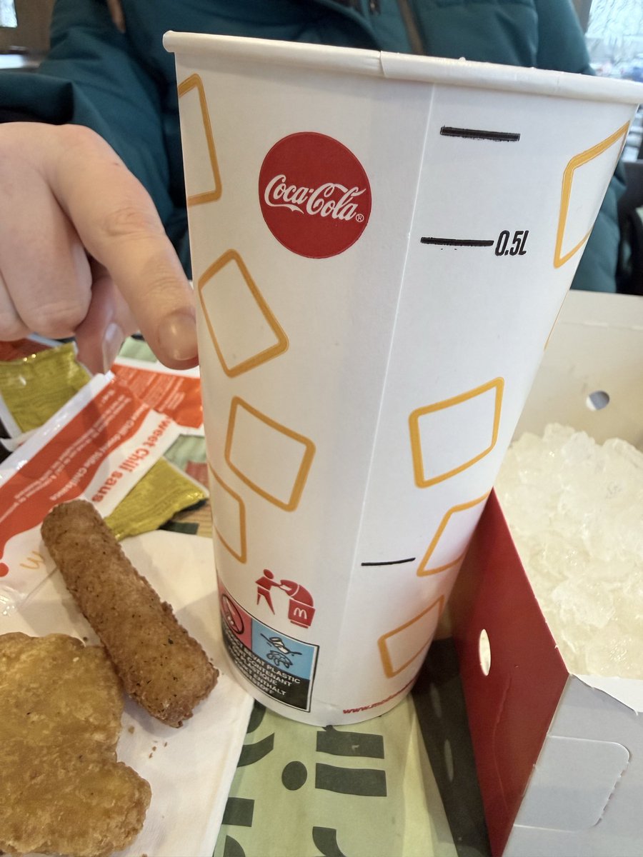 DaisyRoffel's tweet photo. @McDonalds altijd fijn dat jullie 3,80 vragen voor een bak bevroren water en een druppel limonade. 
Dit is echt belachelijk hoe vol het met ijs zat. Bevroren water. That’s it. 
Echt. https://t.co/8HVZaRxGgX