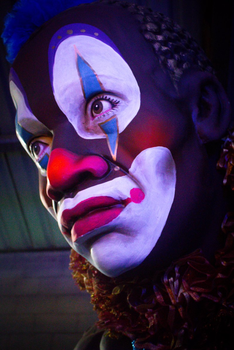 Olhar essa escultura depois de pintada, me traz a mesma sensação que o Negro Muro de Zé Espinguela da quadra do Arranco. Transformar o seu terreiro em um Circo é trazê-lo para o desfile. É sobre olhar para dentro da escola de samba como um fundamento de tudo. Ser escola de samba!