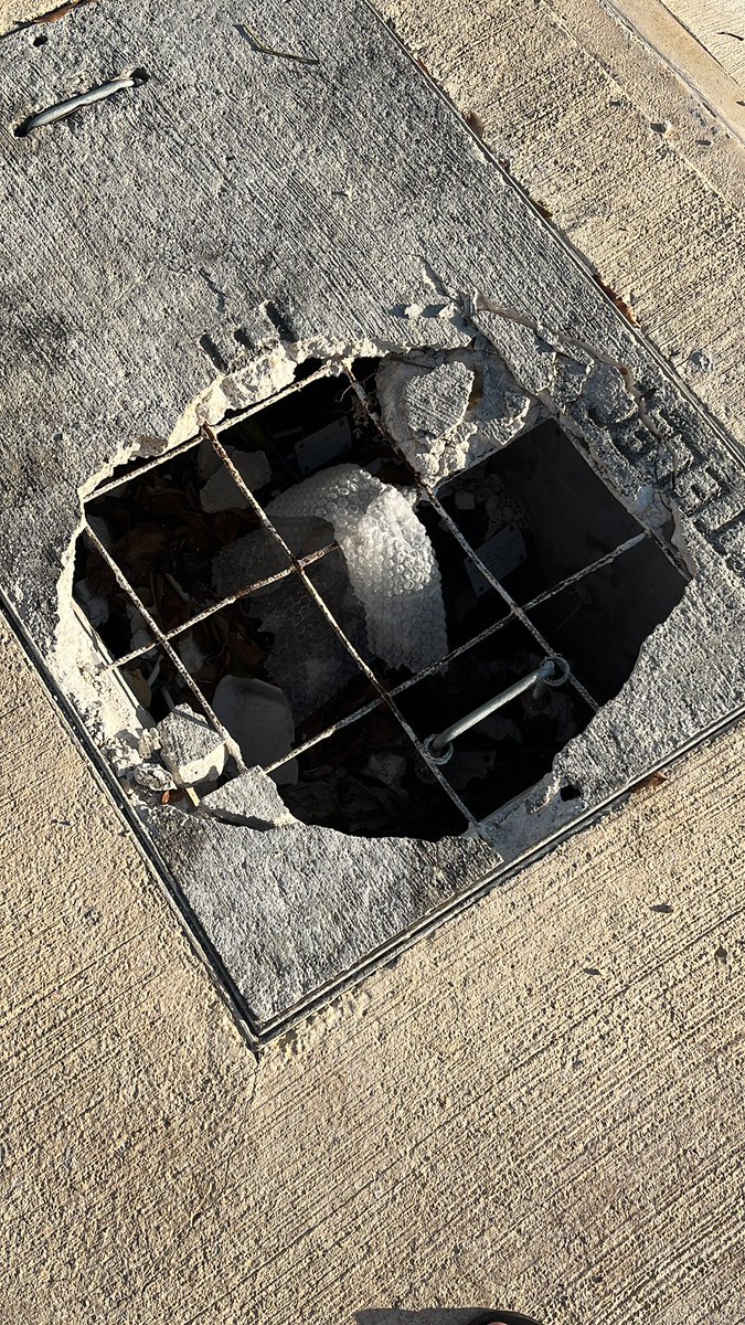 ChuchoConde's tweet photo. 9 semanas desde que se reportó esta tapa de registro rota y al día de hoy nadie ha venido a repararla. Ya se cayó una persona y se sigue llenando de basura a la espera que haga corto y se empiece a incendiar. @CFE_Contigo @CFEmx 

@AyuntaMerida @CeciliaPatronL @bayardodecaucel https://t.co/7s9uezGf39