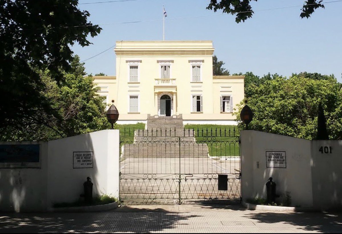 Milei no solo transgredió la última voluntad de San Martín de donarle su sable corvo a Rosas, sino que también ya eliminó el Instituto Manuel Belgrano, disolvió el del Almirante Guillermo Brown, el de Jorge Newbery y el de Juan Domingo Perón, además de secuestrar todo su