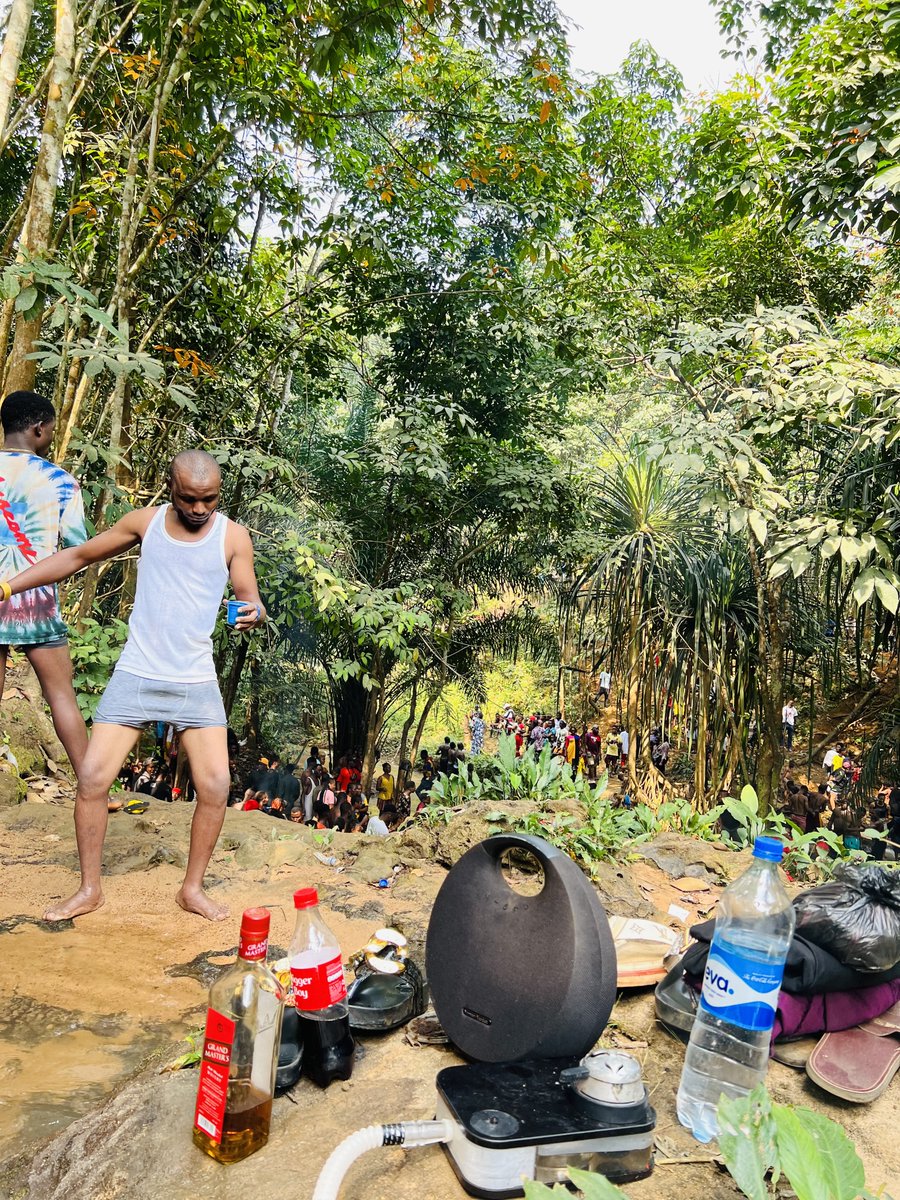 Ayam_Chiboy's tweet photo. @mobiiszn Visit Arochukwu waterfalls. Same scenery with two waterfalls coupled with cozy environment and it’s free of charge, void of any security risks 💯 https://t.co/SkaTQHYIf9