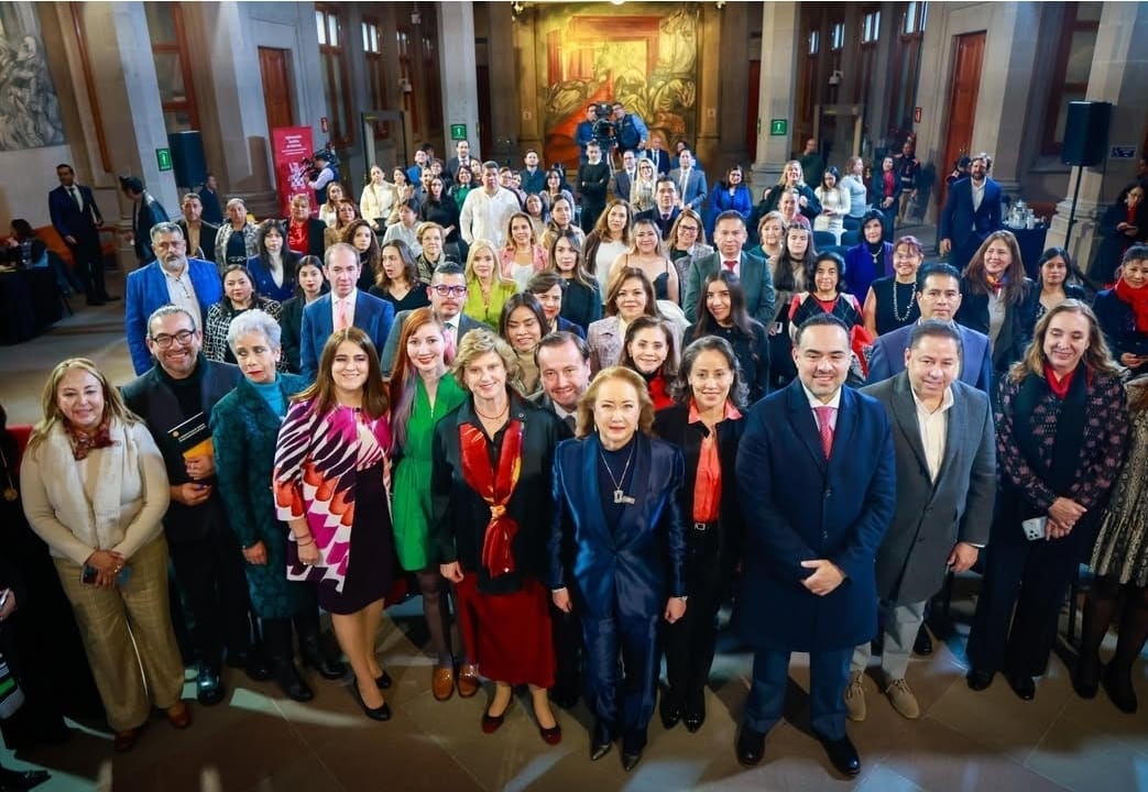 anamarykc's tweet photo. En el salón de Los Murales en la Suprema Corte, presentando el libro “La perspectiva de género desde diversos enfoques” de la Comisión de Igualdad Género e Inclusión, agradezco a la Consejera Mari Tere Paredes la organización y a la Ministra Yasmín Esquivel por su hospitalidad. https://t.co/Y9ahfdu3iu