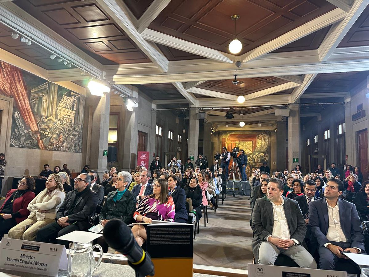 anamarykc's tweet photo. En el salón de Los Murales en la Suprema Corte, presentando el libro “La perspectiva de género desde diversos enfoques” de la Comisión de Igualdad Género e Inclusión, agradezco a la Consejera Mari Tere Paredes la organización y a la Ministra Yasmín Esquivel por su hospitalidad. https://t.co/Y9ahfdu3iu