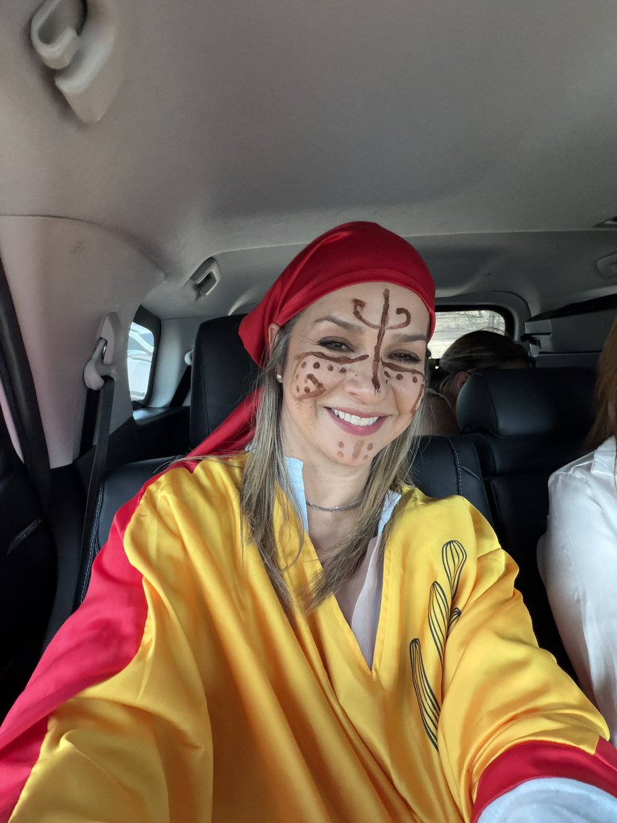 Ah, pero hacen un escándalo cuando me pongo jean y camiseta. Hoy aparecen otros disfrazándose de nuestras costumbres y de nuestra cultura para sacar votos, para posar en fotos y hacer politiquería y ahí sí guardan silencio. ¡Qué convenientes!

Yo no me visto de indígena por