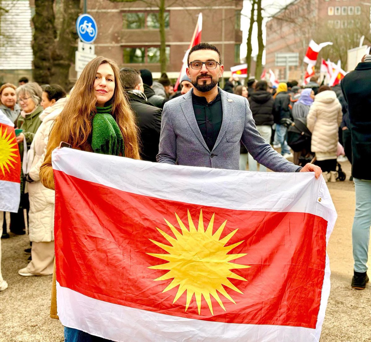 Nog wat privé-foto’s. Dit is trouwens de jezidische vlag. Heb er een gekregen van de demonstranten/nieuwe vrienden. ☺️