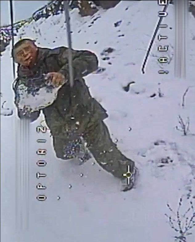 GloOouD's tweet photo. ⚡️Russian Australopithecus invader with a stone a second before the FPV drone strike https://t.co/CJ4IQz5cnQ