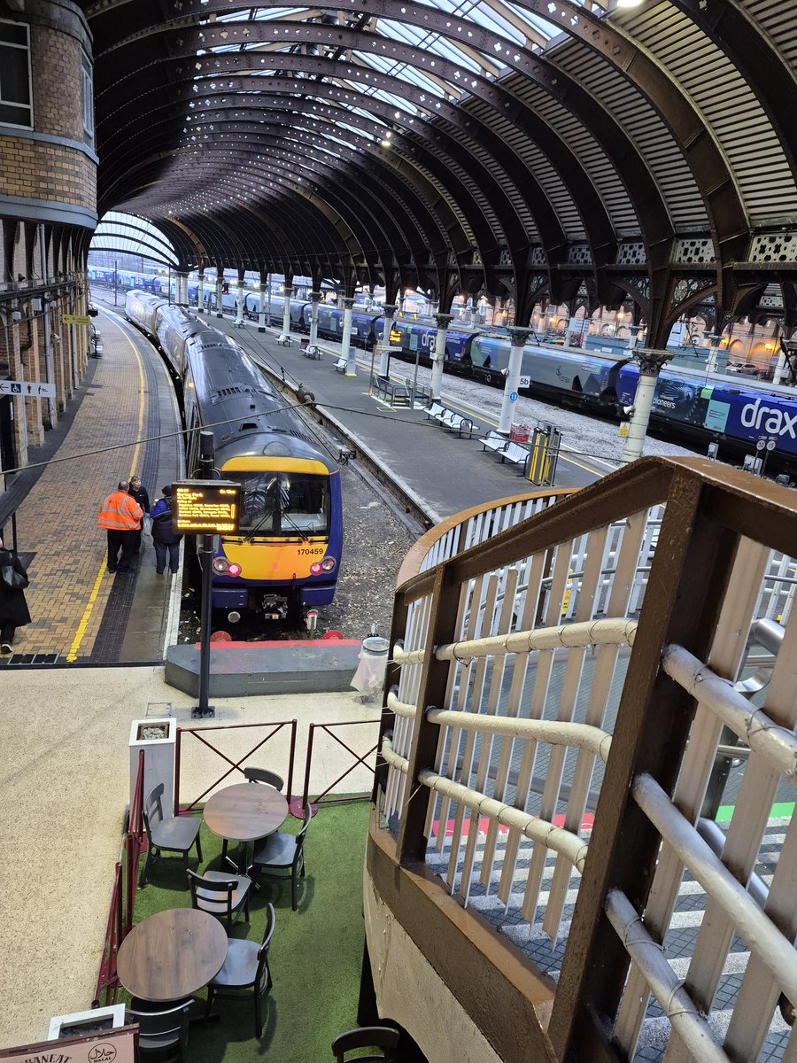 Westfield113594's tweet image. This evening we have 170 459 awaiting its long way round trip to Leeds via Harrogate and Knaresborough at York Railway Station on 17th January 2926. Plus a freight train passing through, which I never caught in time! My pic 
#Class170 #yorkrailwaystation #trains #ukrailwaystuff