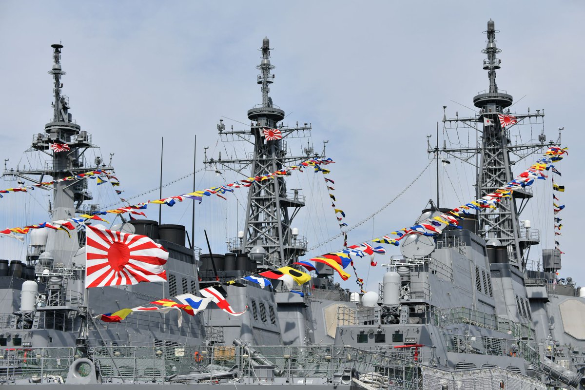 おはようございます😊
今日は #建国記念日

神武天皇即位を起点とする「紀元」では、

今年で２６８６年にあたるとされています。

護衛艦も満艦飾でお祝いします。
#福岡地本 #海上自衛隊 #建国記念日 #満艦飾 #こんごう型 #あたご型 #イージス艦
(海上自衛隊Xを加工)