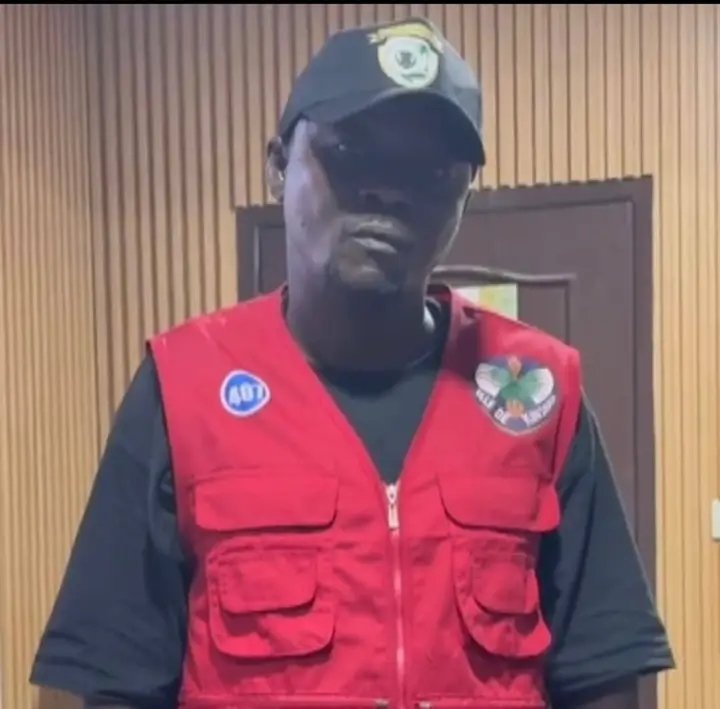 DavidKabemba4's tweet photo. Quelle est sa faute ? Qu'est-ce qui est prévu dans son contrat avec l'État en cas d'un tel manquement ? S'agit-il d'une sanction disciplinaire ou d'une résiliation du contrat ? Ses prestations effectuées avant la résiliation du contrat seront-elles payées ? Pourquoi faut-il filmer et publier l'image de l'agent dans une telle situation ? N'a-t-il pas droit au respect de son honneur et de sa réputation ?