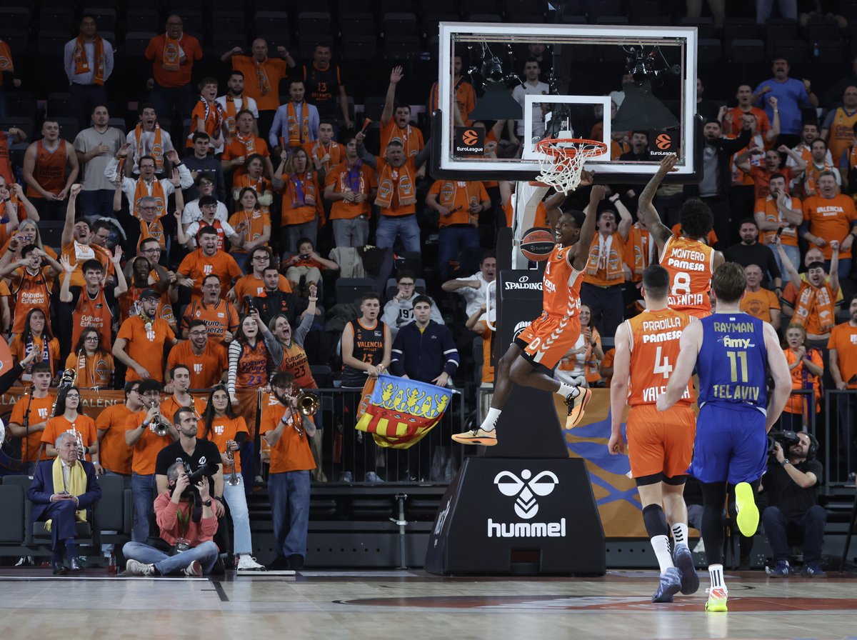 valenciabasket's tweet photo. 🧡💌 A la #FamiliaTaronja 

Orgullosos que hàgeu demostrat com es gaudix del bàsquet sent exemple de comportament mentres s'espenta a l'equip a aconseguir una victòria importantíssima. Gràcies per entendre la importància que tenia la cita de hui, posar totes les facilitats, complir amb totes les mesures i tornar a ser el sisé jugador. La Família Taronja ha donat exemple com ningú. Gràcies afició!

Orgullosos de que hayáis demostrado cómo se disfruta del baloncesto siendo ejemplo de comportamiento mientras se empuja al equipo a lograr una victoria importantísima. Gracias por entender la importancia que tenía la cita de hoy,  poner todas las facilidades, cumplir con todas las medidas y volver a ser el sexto jugador. La Familia Taronja ha dado ejemplo como nadie. ¡Gracias afición!

We are proud that you have shown how much you enjoy basketball, setting an example of exemplary behavior while supporting the team to a crucial victory. Thank you for understanding the importance of today's game, for your cooperation, for adhering to all the safety measures, and for once again being the sixth man. The Valencia Basket family has set an unparalleled example. Thank you, fans!