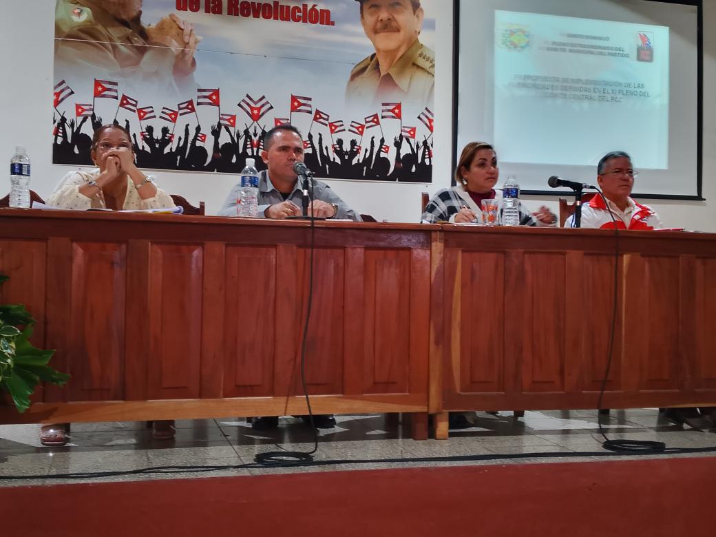 Los plenos de los comités municipales del #PCC en #VillaClara, han ratificado que junto al pueblo se superarán los desafíos actuales, para avanzar en las dos grandes batallas. Económica e ideológica. #UnidosXCuba seguiremos venciendo. <a href="/DiazCanelB/">Miguel Díaz-Canel Bermúdez</a> <a href="/DrRobertoMOjeda/">Dr. Roberto Morales Ojeda</a> <a href="/HumbertoCHernn2/">Humberto Camilo Hernández Suárez</a>
