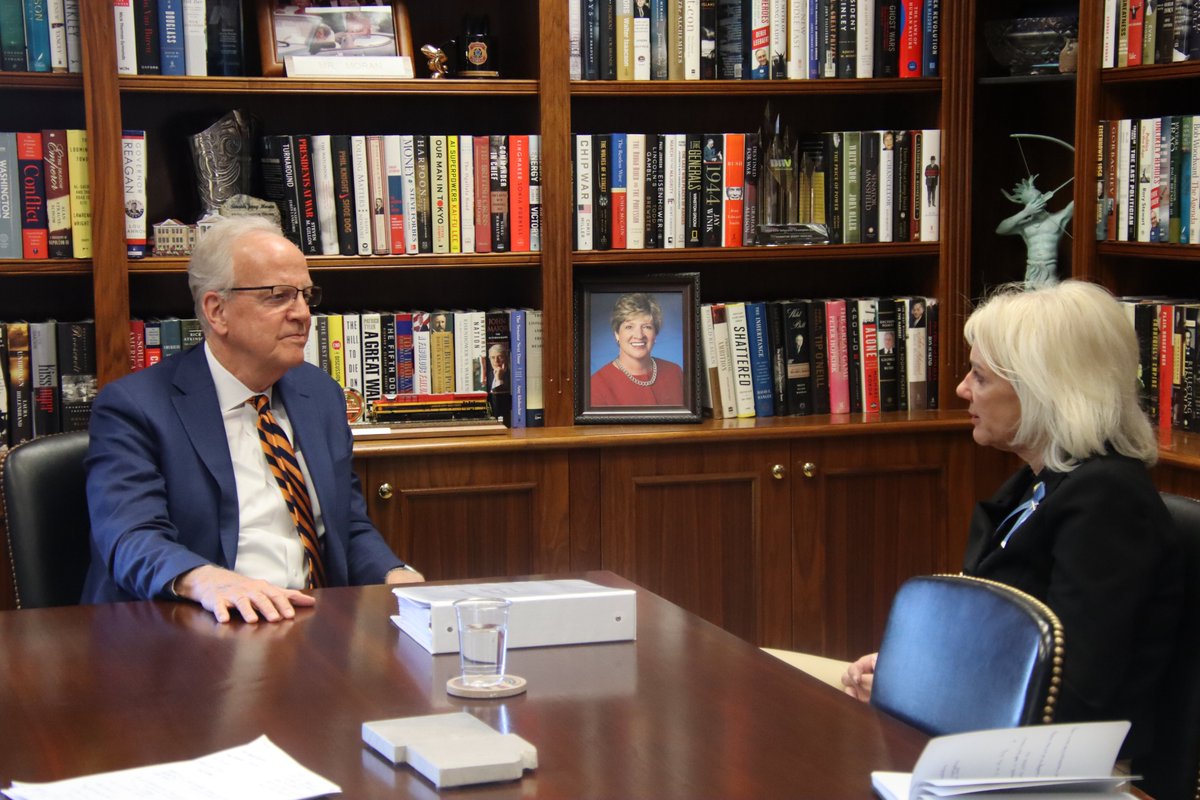 This morning, I met with NTSB Chairwoman Jennifer Homendy to discuss the year-long investigation into the mid-air collision at DCA. The findings revealed that years of ignored warning signs and unaddressed risks contributed to the tragic crash. We discussed the next steps to