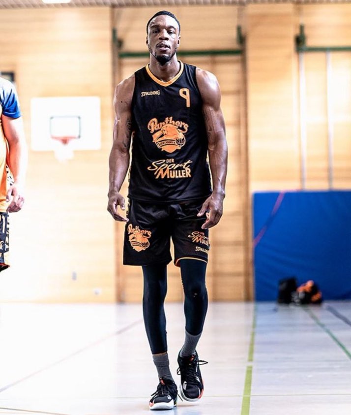 TODAVÍA NO LO VI SONREIR DESDE QUE LLEGÓ, PERO ASÍ COMO LE VES VA ANDANDO EL MEJOR 5 DE LA LIGA

Y QUE LOS LLOREN LOS GORDOS FANATICOS DE SANTOS E IBARGUEN