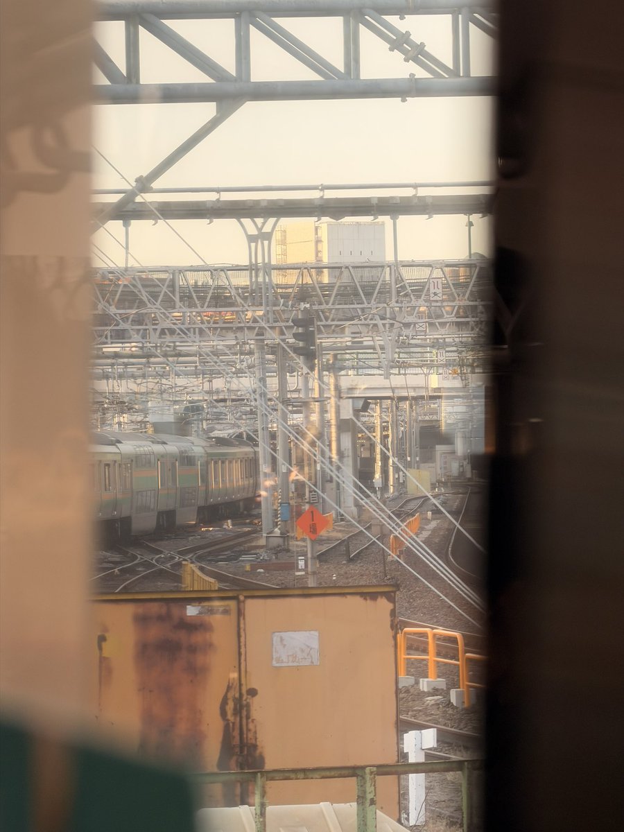 is0_'s tweet photo. 上野駅まであと少しなのに。
架線が垂れ下がってるとの放送あり。当分無理じゃねーの？ https://t.co/WQzgogoji1
