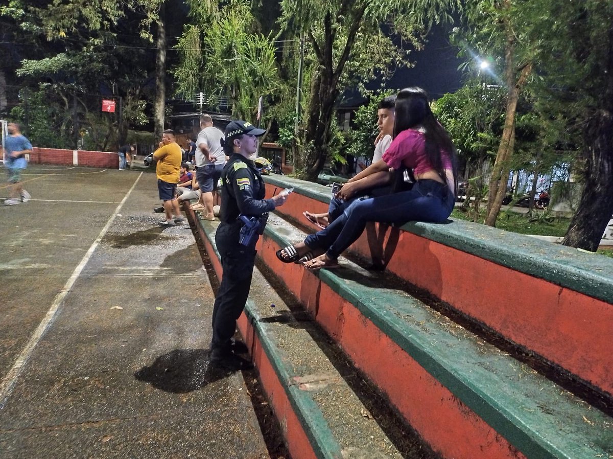 PoliciaVillavo's tweet photo. #CAIPopular📍 

Hoy en el barrio Hacaritama: realizamos jornada preventiva contra el hurto de celulares.
​Fortalecemos la seguridad ciudadana mediante:
1️⃣ Tips de autoprotección.
2️⃣ Recomendaciones clave para transeúntes.
3️⃣ Articulación directa con la Policía Nacional.
#Línea123 https://t.co/BH9AZk3q9U