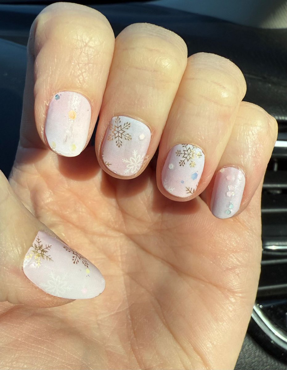lilyfoxbeauty's tweet photo. Perfect trifecta!
“Pink ! Sparkly! Gold snowflakes! Love these!” - Sarah
Wraps = Christmas Fairytale
Get yours here: https://t.co/gaUe7YQ78A
#lilyandfoxnails #NailWraps #NailArt #NailWrapsDesigns #NailWrapAddict #NailWrapsOfTheDay #NailWrapGoals #DIYNails #NailWrapLover #nails #nailsofinstagram