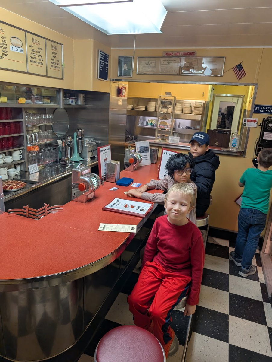 pinestreetelem's tweet photo. Great field trip to the Antique Auto Museum ⁦@PalmyraSchools⁩ ⁦@MrsGeorge_Rm5⁩ https://t.co/L8eVQ8M3NN