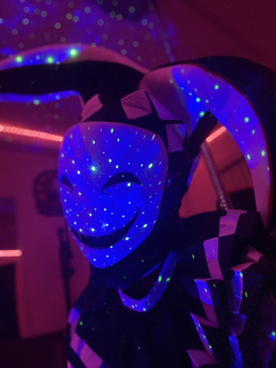 TheyBeYorick's tweet photo. Was playing around with lighting in my living room to get this result. No filter needed 🤭 ✨

#theybeyorick #cosplayer #photography #Ethereal #stars #jester #tiktoker #notai https://t.co/3DwwZCMd70