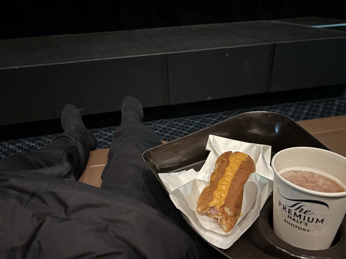 md85uh's tweet photo. 映画のお供はビールとチーズドック

客層おっさんばかりやな

出勤前のビジネスマンがいて笑える
まあ我が国ではガンダムは一般教養やから https://t.co/b3Vj1hAxYm