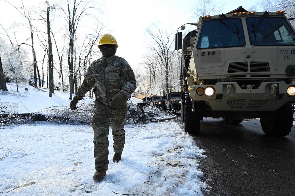 FOXNashville's tweet image. Tennessee #NationalGuard troops are helping #NES crews clear debris and restore power nearly a week after a major ice storm. About 84,800 customers remain without power. bit.ly/4t293lH