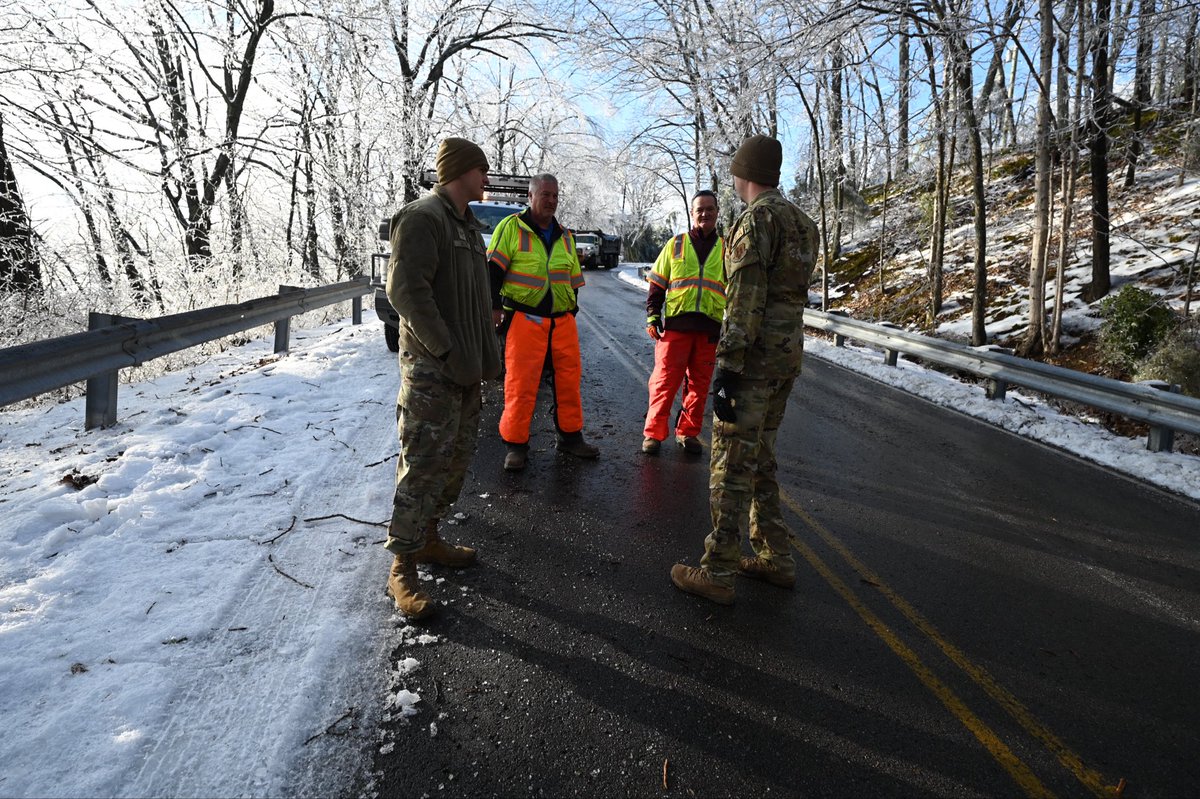 FOXNashville's tweet image. Tennessee #NationalGuard troops are helping #NES crews clear debris and restore power nearly a week after a major ice storm. About 84,800 customers remain without power. bit.ly/4t293lH