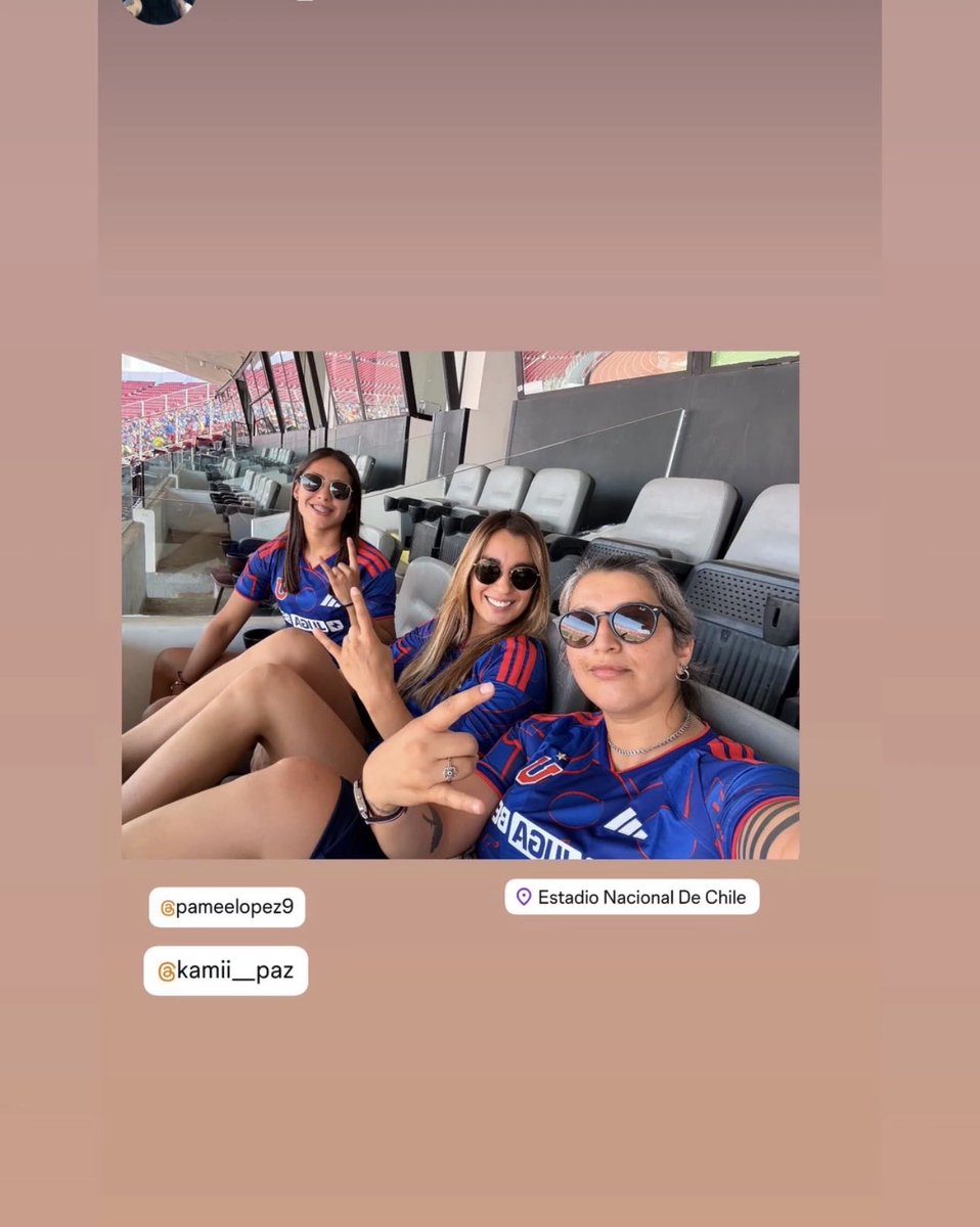 Martinaescobr's tweet image. Que feliz deben estar #loscruzados #lascruzadas con Pamela López jugadora activa de @CruzadasOficial con la camiseta de la u. Cómo se regalan o no @natycontreiba @GerytaMolina