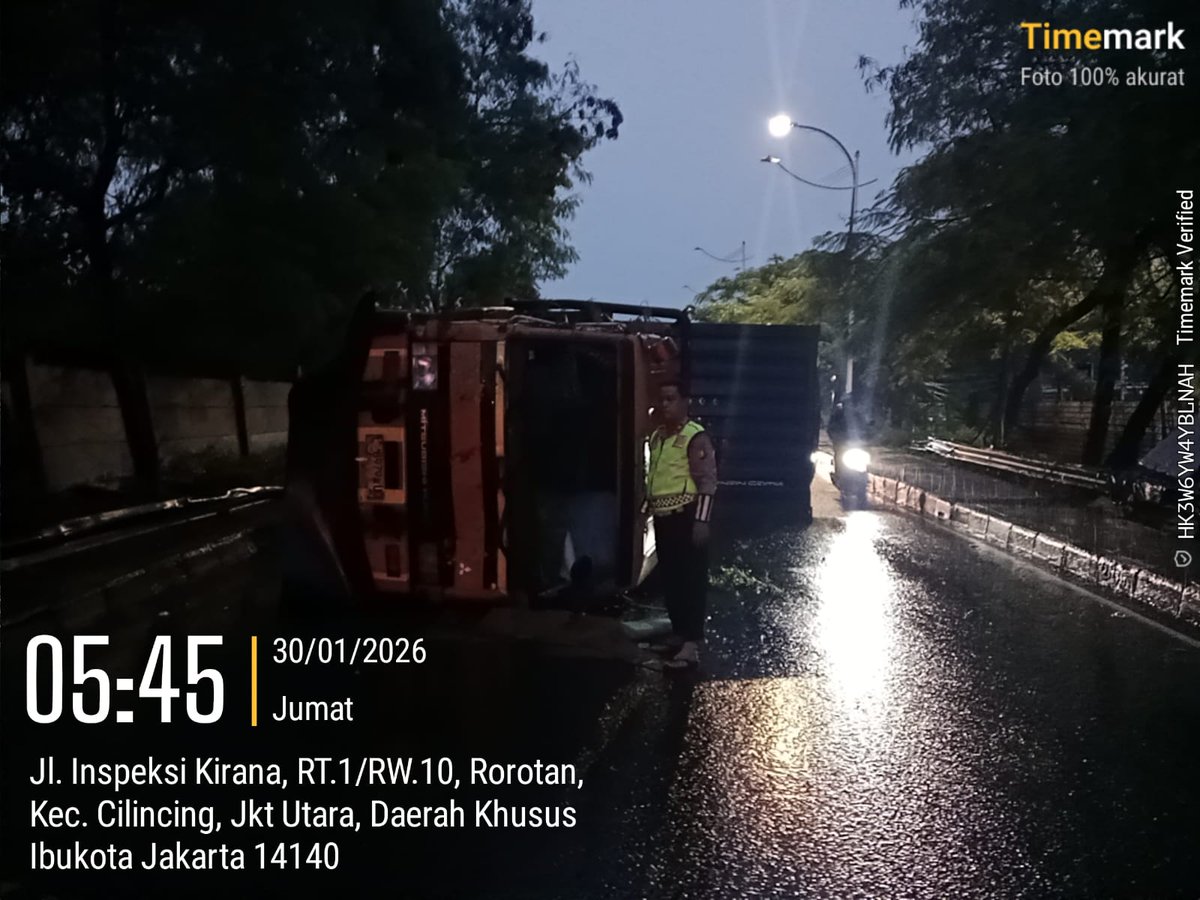 TMCPoldaMetro's tweet photo. 06.01 Truk Container terbalik di atas Jembatan Sekber dekat Dobek TNI Jl. Inspeksi kirana Rorotan Cilincing Jakut arah Cakung, saat ini sedang penangan Petugas Laka Lantas Jakut, agar pengendara tetap berhati-hati bila melintas https://t.co/GqHfU89M7S