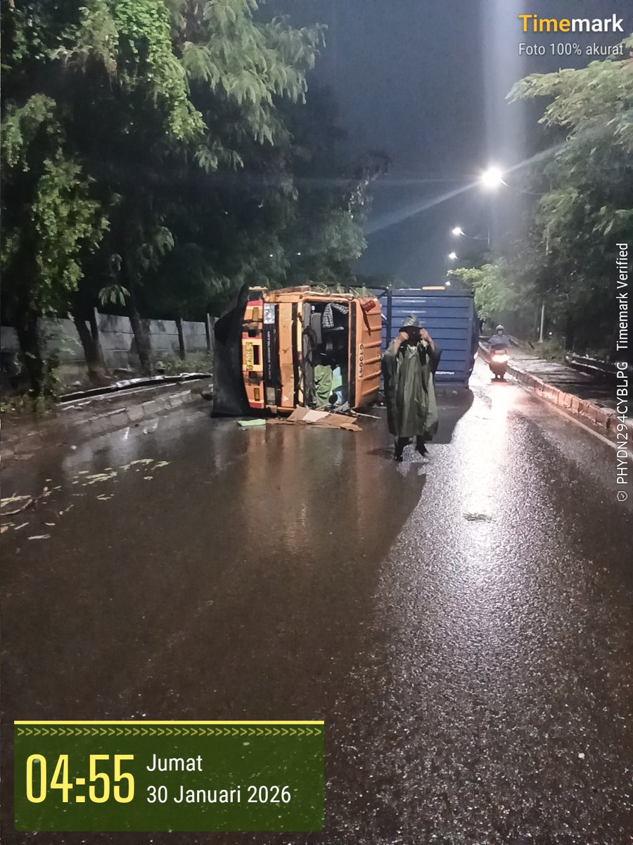 TMCPoldaMetro's tweet photo. 06.01 Truk Container terbalik di atas Jembatan Sekber dekat Dobek TNI Jl. Inspeksi kirana Rorotan Cilincing Jakut arah Cakung, saat ini sedang penangan Petugas Laka Lantas Jakut, agar pengendara tetap berhati-hati bila melintas https://t.co/GqHfU89M7S