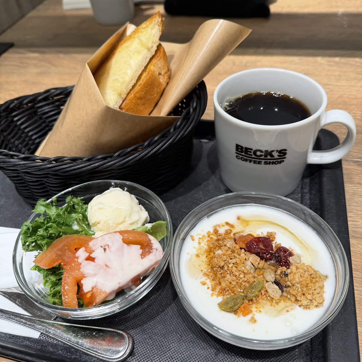 nikonf4's tweet photo. #本日のモーニング
BECK'S COFFEESHOP にて
#モーニングセット
#珈琲 #コーヒー #カフェ #BECKS
#トースト #モーニング #coffee https://t.co/77PsUojFt7