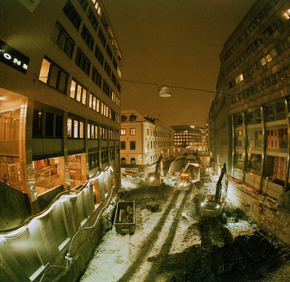 simon_diamond's tweet photo. Europe's largest building site, aka "Oslo".
Kiev 60
Zodiak-8 30mm F3.5
Lomography Xpro 200
#believeinfilm #photography #fisheye #ShittyCameraChallenge https://t.co/J9iH73awiL