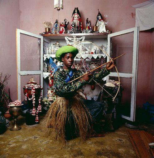 cica_pereira's tweet image. Ochosi - 1996  - Santeria 
Cuba Santeria
📸 Galembo 

Na santería, nenhuma conexão com as religiões de matriz africana no Brasil é por acaso. Assim como o candomblé, a santería cubana nasce da fusão entre o catolicismo europeu, os cultos dos povos originários das Américas e a…