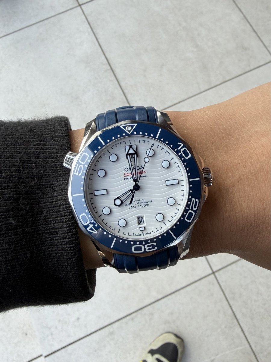 everydaywatch's tweet photo. #OMEGA #Seamaster #Diver300M #MasterChronometer
今日はシーマスター ダイバー300M Tokyo2020！
信頼の300m防水に高い精度✨
ブレスに変えようかと思ったが寒くて冷たいからやめた😇❄️ https://t.co/uXLau1P1qJ