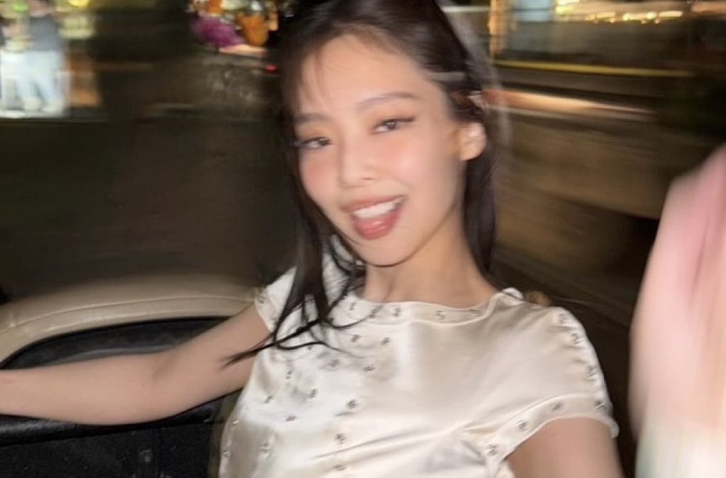jenliswr's tweet photo. au jenlisa !¡ dream 

jennie acreditava estar pronta para voltar a tóquio, a cidade que guardava um segredo entre ela e lisa.

tudo muda quando lisa decide cantar dream, forçando jennie a admitir que o passado de 2019 talvez nunca tenha sido realmente deixado para trás. https://t.co/GsGyh6NbdW