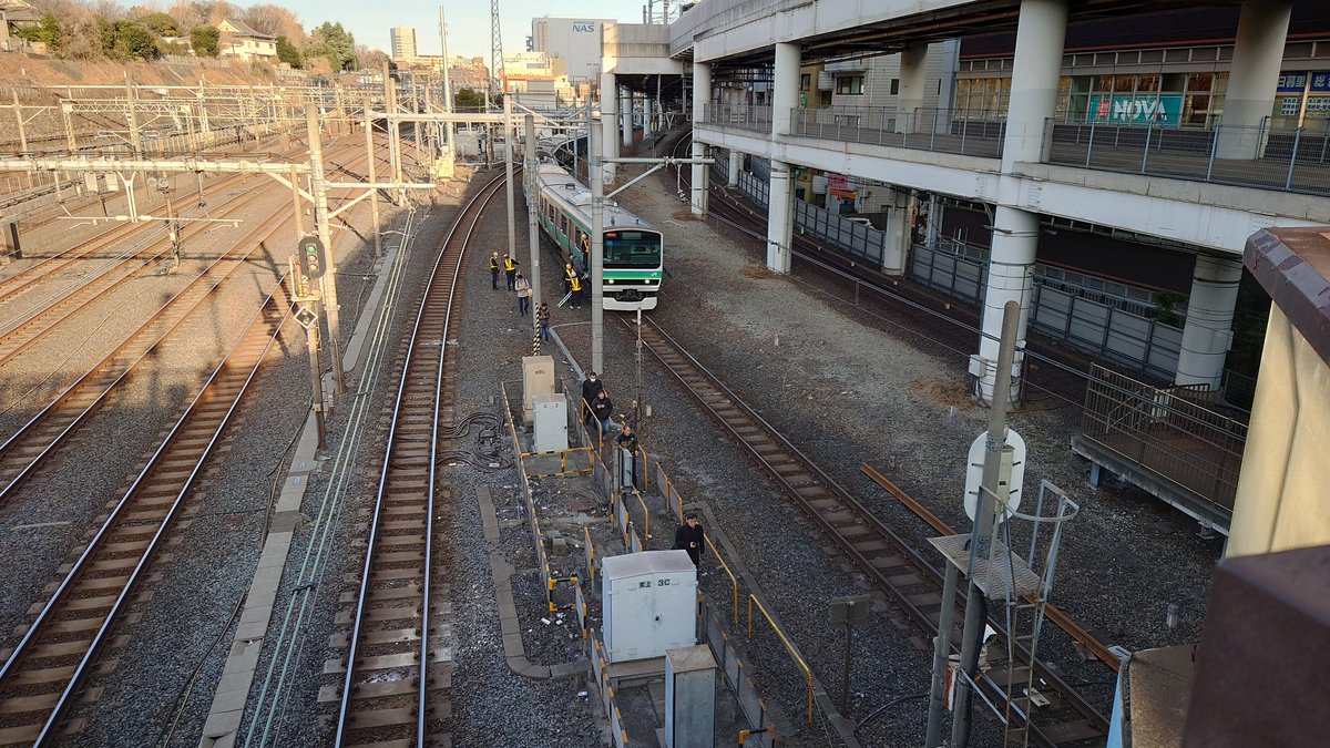 colovin86's tweet photo. 電車止まってみんな降りてる https://t.co/mOtTr1dByQ