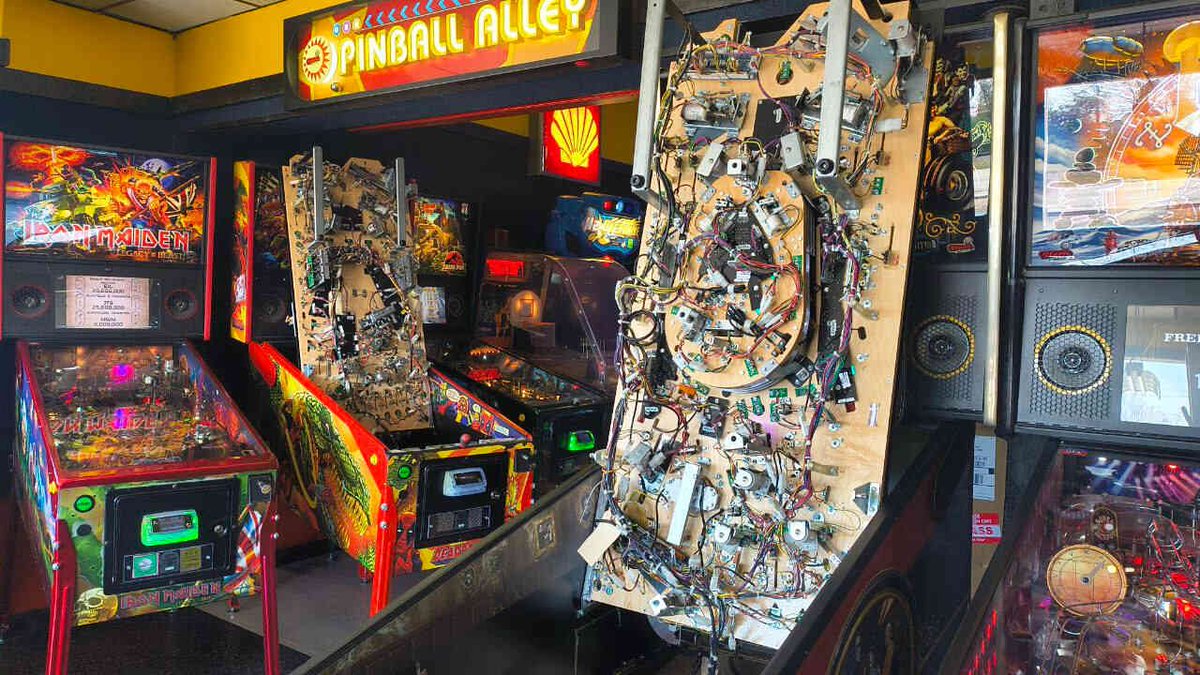 HoustonFastTrak's tweet photo. Using this slow time to detail our pinballs! https://t.co/5StZan2fBZ