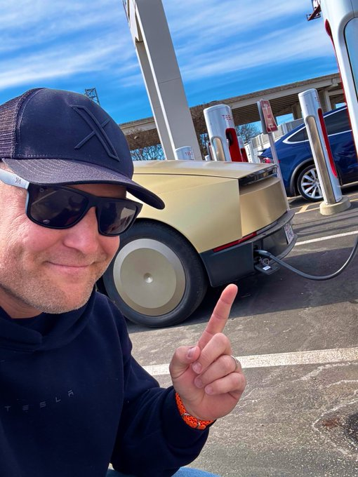 TodayTeslanews's tweet image. 👀The FIRST look at Cybercab charging!

#Tesla #cybercab