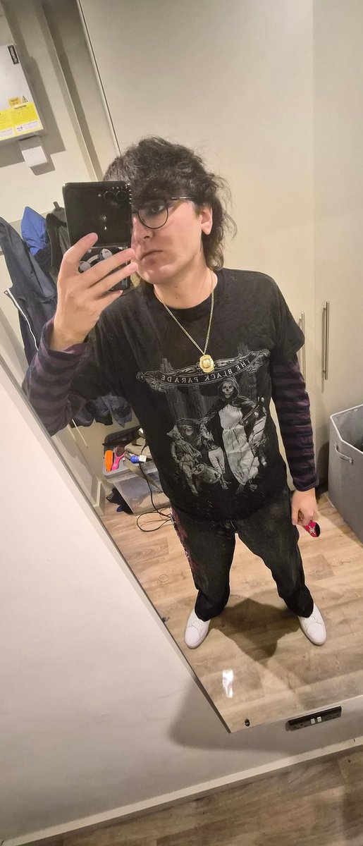 KingPenguinton's tweet photo. Out drinking! It's an emo kinda night. https://t.co/VQdQwAnWez