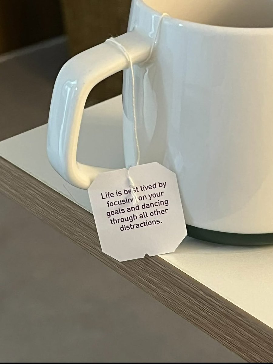 Guess what? It's already 2026! .. 📌🗓️ I opened my eyes, sipped my tea, and noticed that the tea “spoke” to me ˖𓍢ִ໋❀