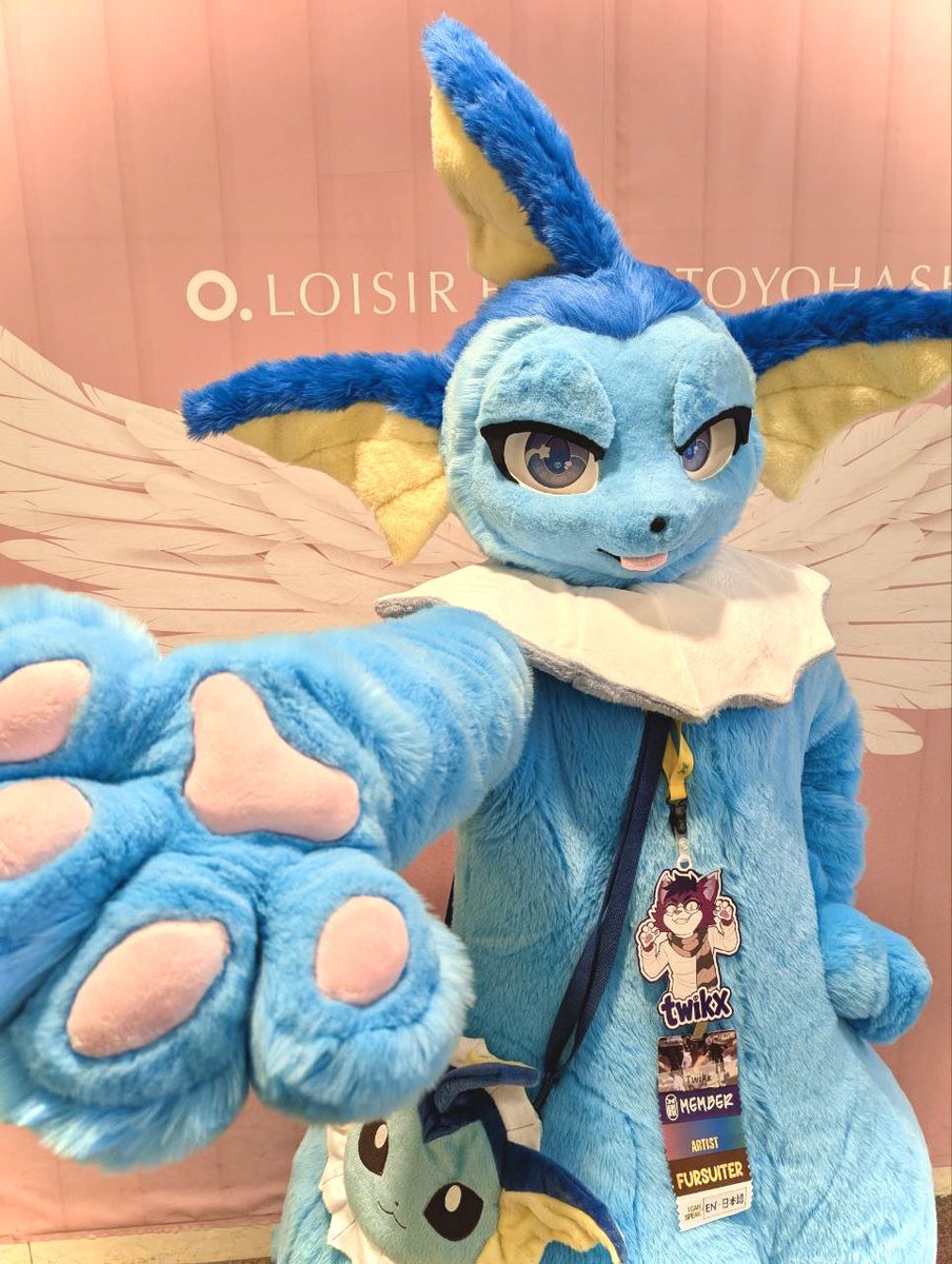 一緒に来ない？✨
Come with me? 💦

#fursuitfriday #pokemon #vaporeon #fursuit #着ぐるみ #シャワーズ