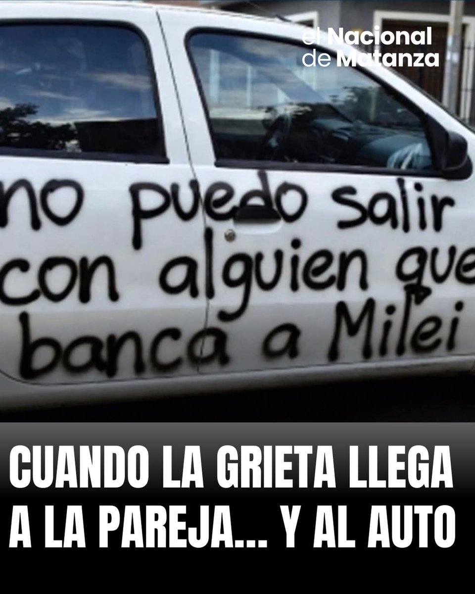 LO DEJO PORQUE DEFIENDE A MILEI😳

Y LE DEJO UN MENSAJE EN EL AUTO.

CONTEXTO.

"Ruptura, discusión política y un auto grafiteado

Discutieron. Se separaron.
Y el final no fue silencioso: terminó escrito en la chapa del auto.

Una relación llegó a su fin tras una fuerte discusión
