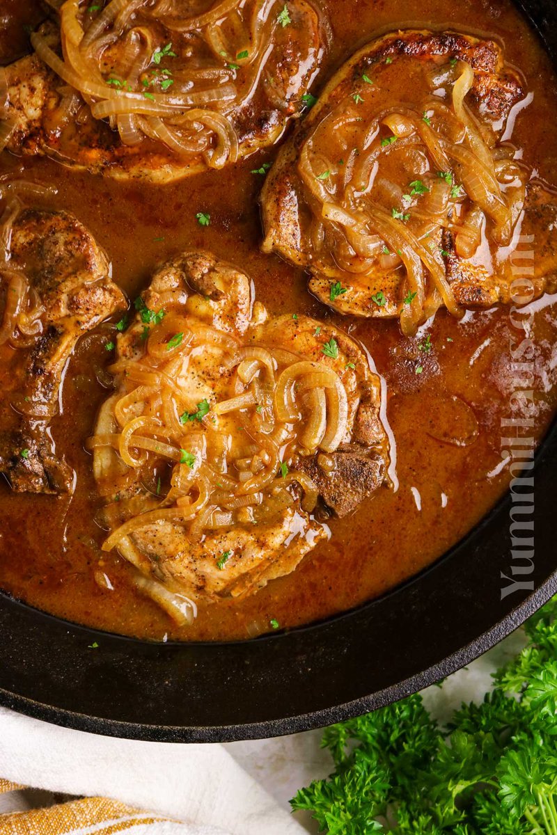 There’s something incredibly satisfying about a plate of tender pork chops drowning in rich, creamy gravy. This recipe for southern smothered pork chops is the kind of comfort food that turns an ordinary weeknight into something special.

kleinworthco.com/smothered-pork…