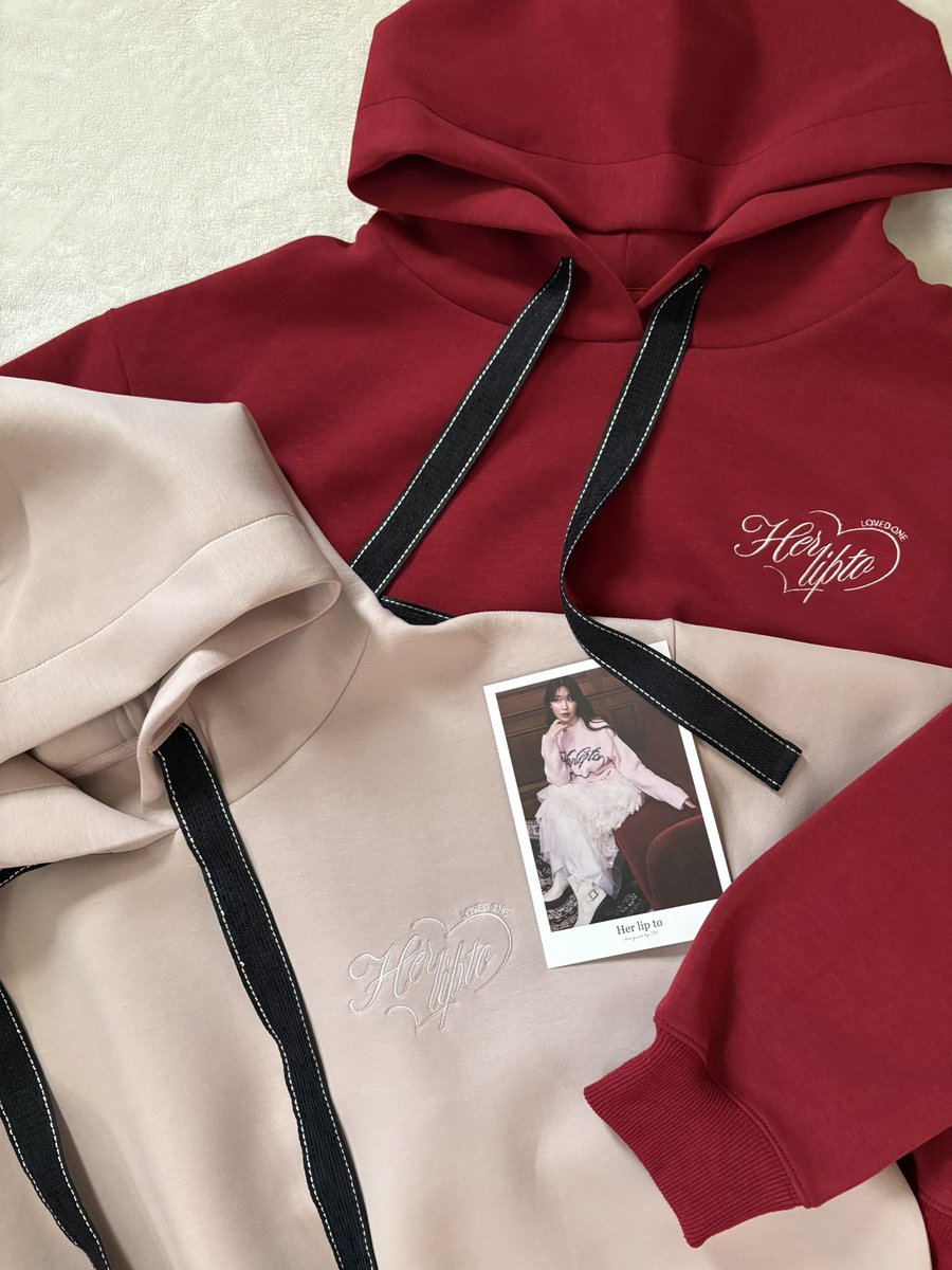 追加購入したHLTの Loved one Hoodie rose petale。。🩷 redと並べてみ