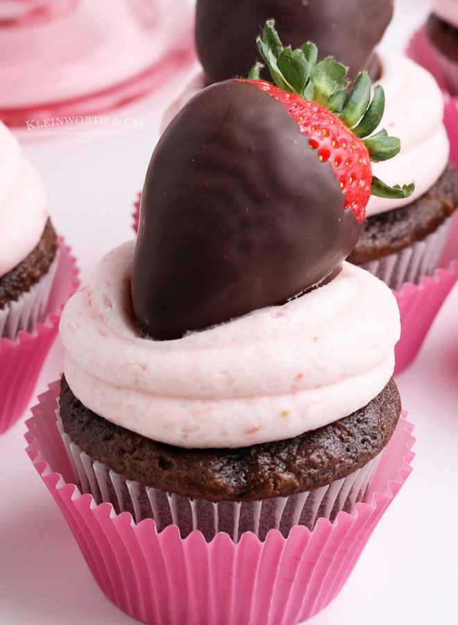 Chocolate Covered Strawberry Cupcakes are a delicious homemade recipe topped with strawberry buttercream frosting &amp; fresh chocolate-covered strawberries!

kleinworthco.com/chocolate-cove…