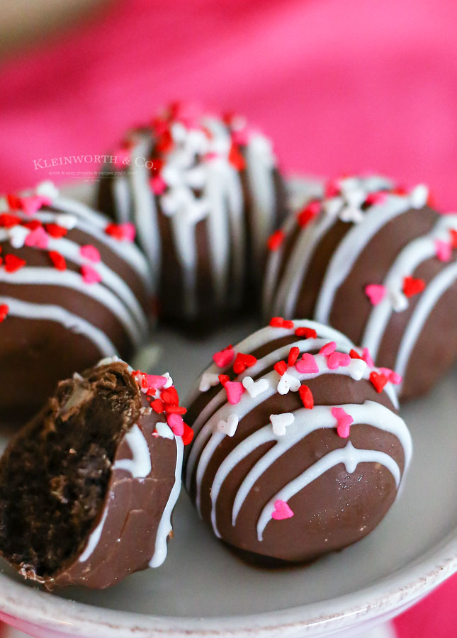 Valentine Oreo Truffles are an easy, no-bake chocolate dessert that makes a great Valentine’s Day gift for your sweetie. Simple &amp; Delicious!

kleinworthco.com/valentine-oreo…