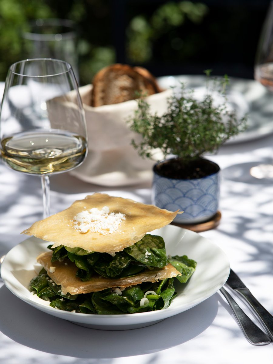Cuando las tradiciones se viven, se sienten actuales. En Nostos cocinamos las recetas de familia, pero con un twist.

🍽️: Spanakopita Salad

#nostosmx #greekcuisine