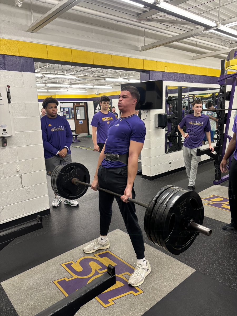 DLSFootball_MI's tweet photo. #Determined https://t.co/mZm05iMtH6