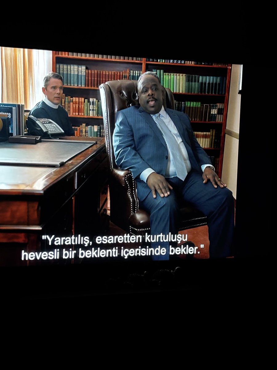 First Reformed (2017)
Küçük bir tarihi kilisenin pastörü Toller (Ethan Hawke), çevre aktivizmi, kişisel travmalar, inanç krizi ve umutsuzlukla boğuşuyor. Film teolojik, ekolojik ve varoluşsal temaları işliyor – oldukça ağır ve düşündürücü.